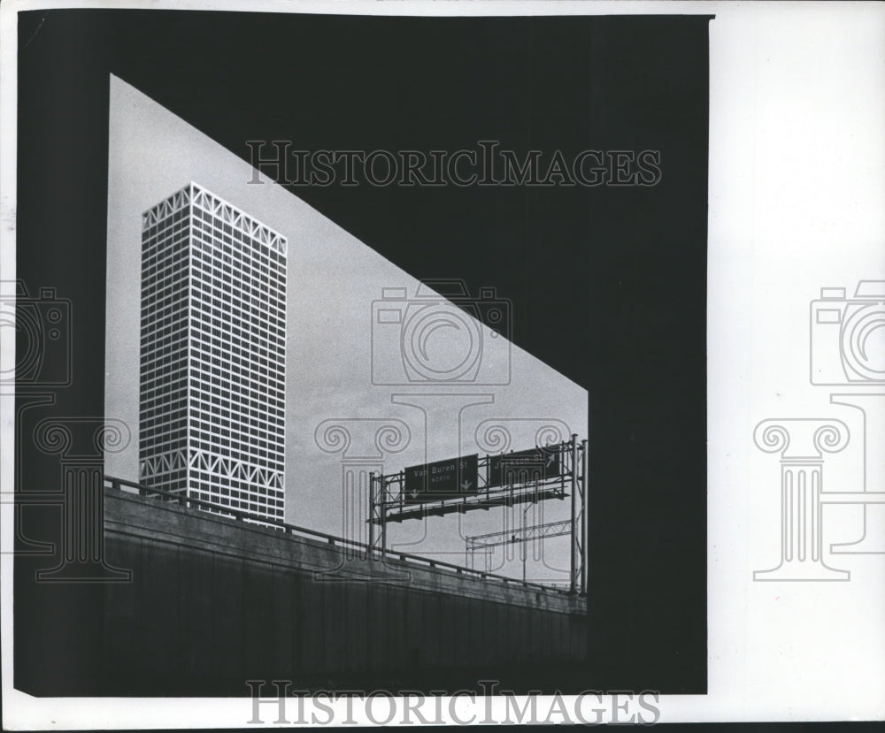 1977 Press Photo The First Wisconsin Center, framed by a Milwaukee overpass - Historic Images