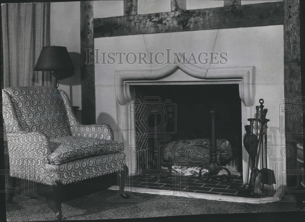 1940 Press Photo Bruno Bitzkers' early English fireplace, trimmed with timber - Historic Images