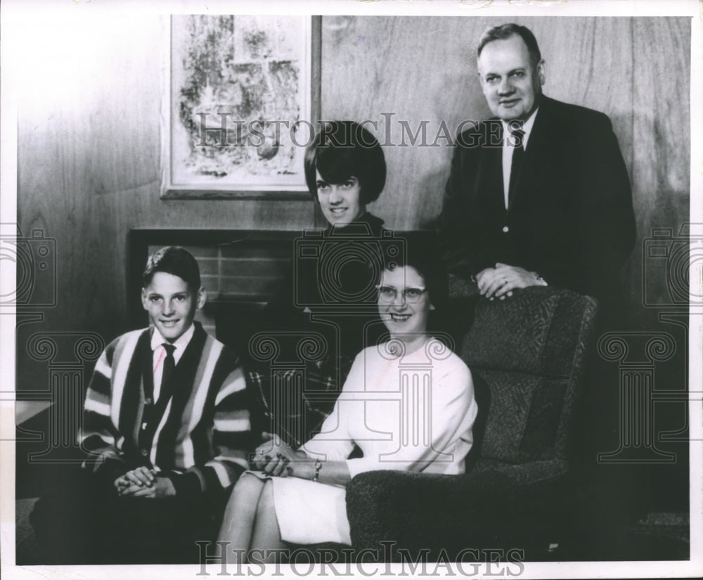 1964 Press Photo Dr. George J. Lovos, superintendent, and family, California - Historic Images