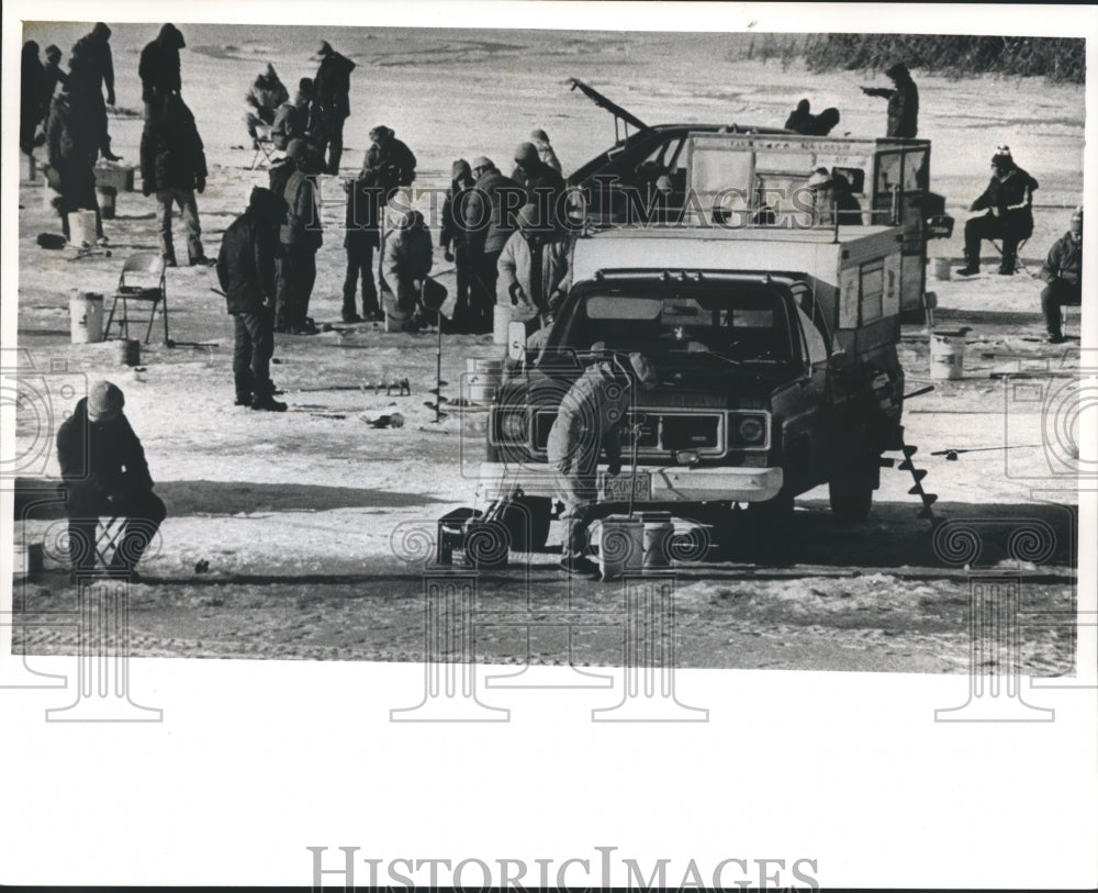 1989 Press Photo Ice Fishermen Creating Communities On Duck Creek, Wisconsin - Historic Images