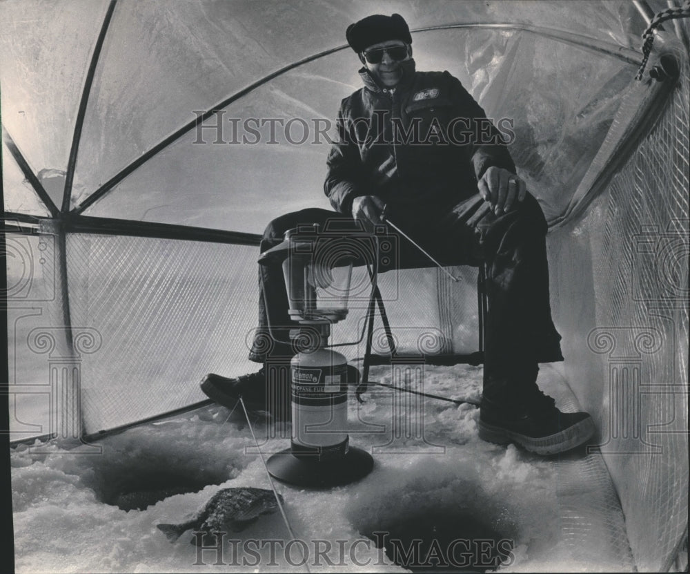 1985 Press Photo Ice Fisherman Robert Janke Fishing On Pewaukee Lake - mjb15543- Historic Images