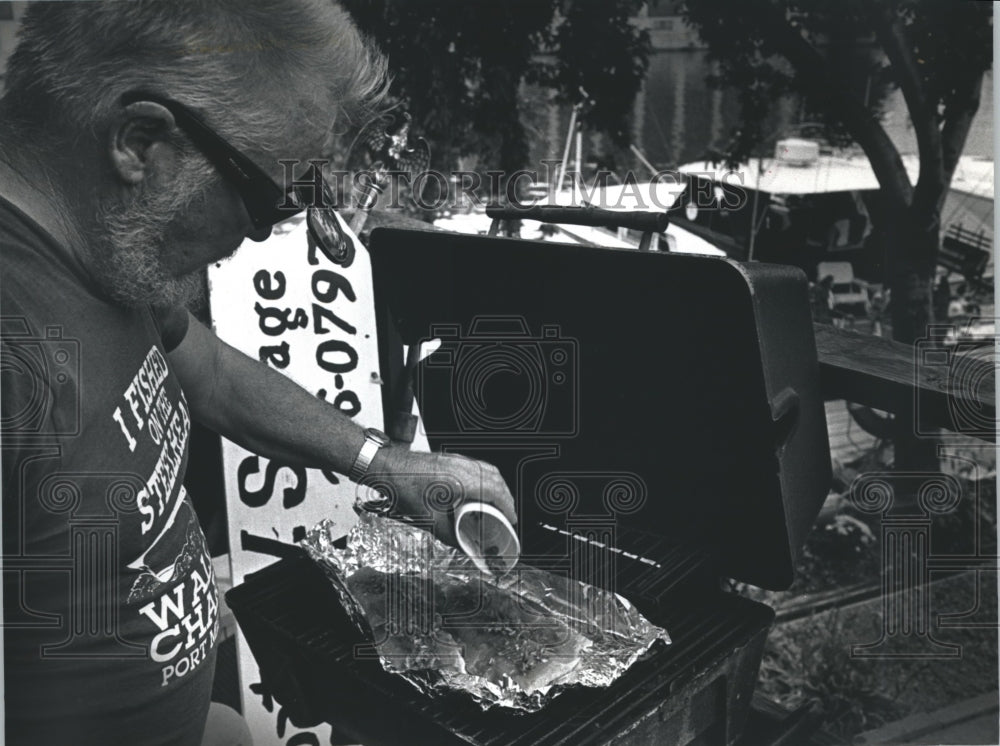 1992 Press Photo Fisherman Wally Friedman Preparing Coho for Grilling - Historic Images