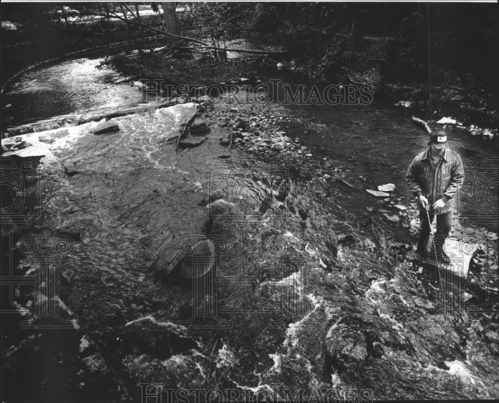 1993 Press Photo Fisherman Shawn Paul Fishing On Oak Creek, South Milwaukee - Historic Images