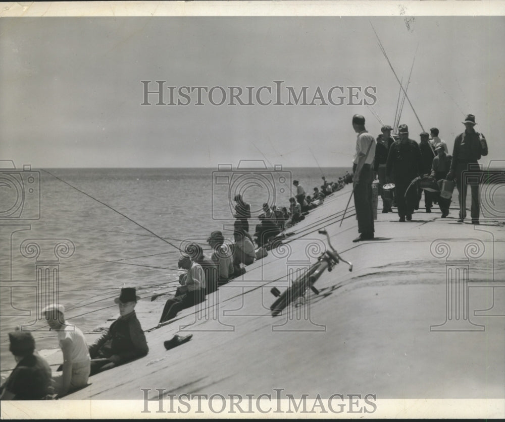 1969 Press Photo There&#39;s good fishing off Milwaukee Wisconsin&#39;s municipal pier - Historic Images