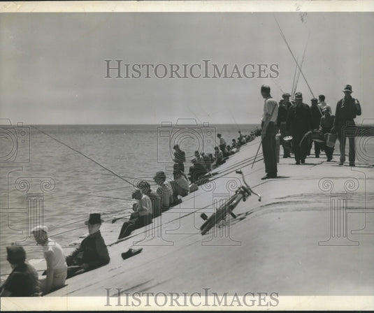 1969 Press Photo There's good fishing off Milwaukee Wisconsin's municipal pier - Historic Images