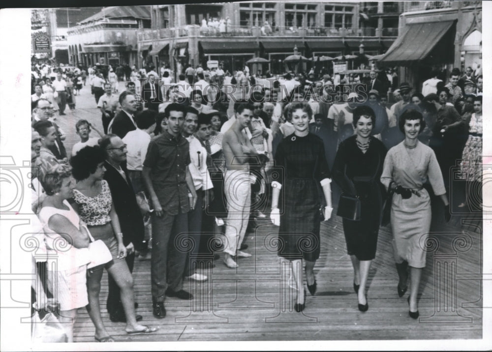 1960 Press Photo Miss America Contestants Walk Through Crowd on Boardwalk - Historic Images