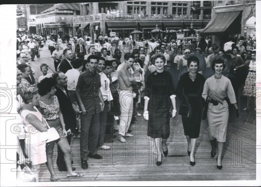 1960 Press Photo Miss America Contestants Walk Through Crowd on Boardwalk - Historic Images