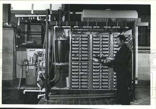1983 Press Photo Abner Wimes, at filtration plant, looked over trout eggs - Historic Images