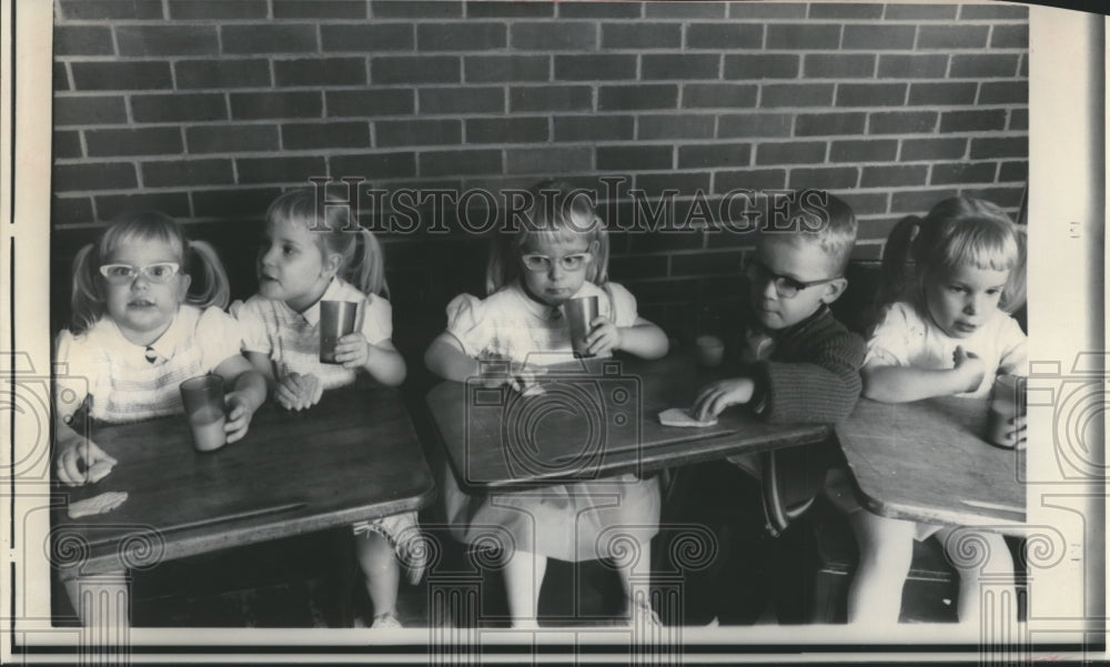 1967 Press Photo Milk break for the Fischer Quints in Aberdeen, South Dakota - Historic Images