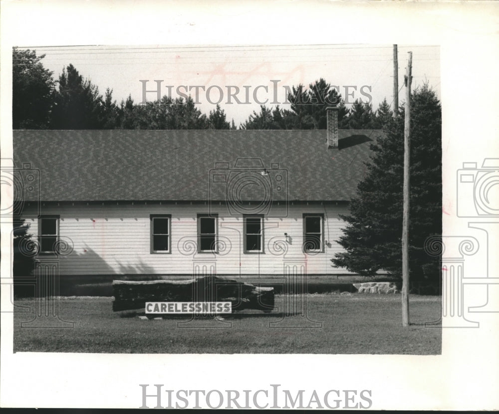 1965 Press Photo Burnt Tree Trunk Displayed in Front of Wisconsin Ranger Station-Historic Images