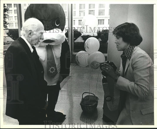 1979 Press Photo Mary Beth Brevar Photos Eliot G. Fitch and Wally the Walrus - Historic Images