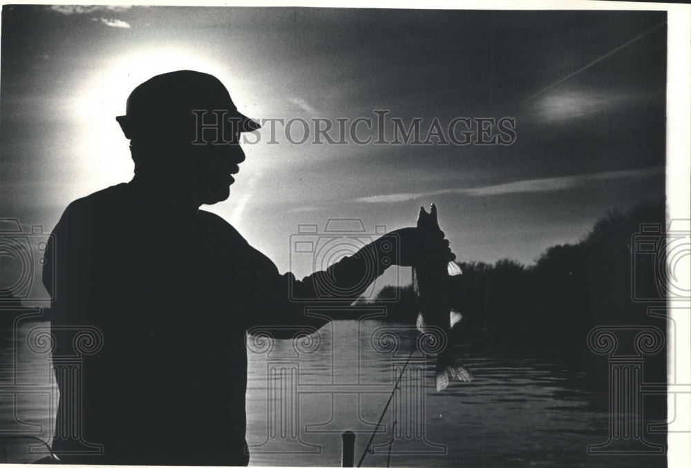 1988 Press Photo Dave Van Wormer of Wisconsin Rapids holds a Walleye - Historic Images