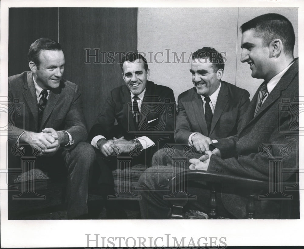 1969 Press Photo Notre Dame Coach with Former Players in Milwaukee, Wisconsin - Historic Images
