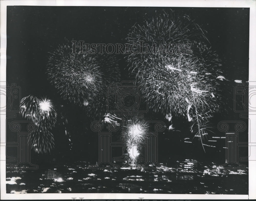 1956 Press Photo 6000 fireworks light up the night over Tokyo along Sumida river - Historic Images