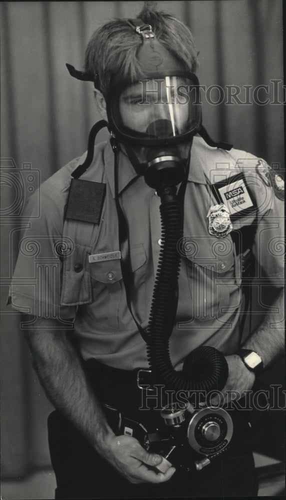 1985 Press Photo Firefighter Bob Schweizer Checking New Mask in New Berlin - Historic Images
