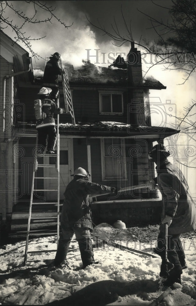 1991 Press Photo Firefighters Remove Equipment at Fire in Vernon, Wisconsin - Historic Images