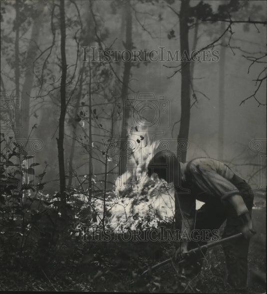 1936 Press Photo Farmer Fighting Forest Fire Near Clintonville - mjb15915-Historic Images