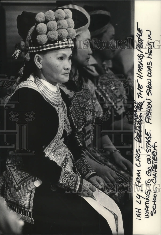 1984 Press Photo Iah Ly Dressed in Ethnic Laos Costume Waiting to go on Stage - Historic Images