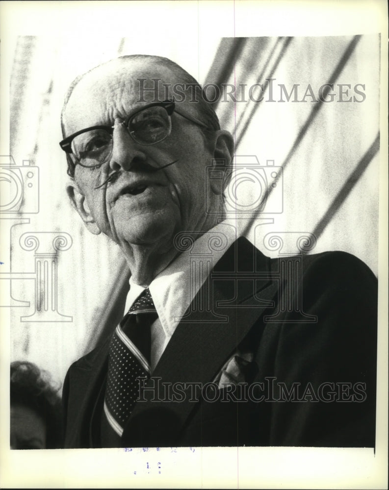 1978 Press Photo Daniel Flood Talks To Reporters In Washington After Indictment - Historic Images