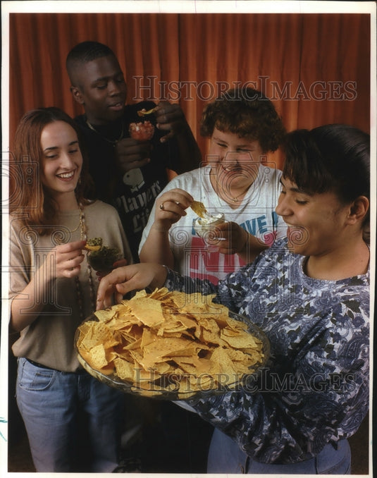 1994 Press Photo South Division High Schoolers sample nachos with cheese. - Historic Images
