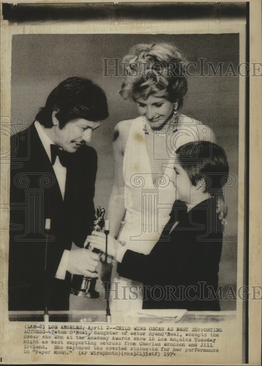 1974 Press Photo Actress Tatum O'Neal is presented her Oscar by Charles Bronson - Historic Images