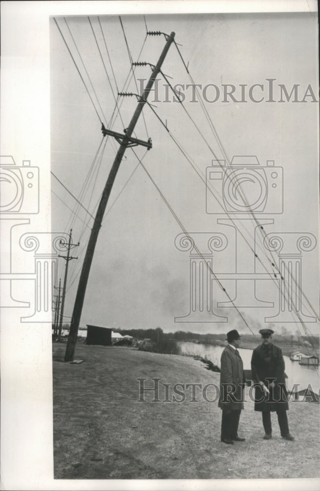 1965 Press Photo Bent power poles in La Crosse due to flood caused erosion - Historic Images