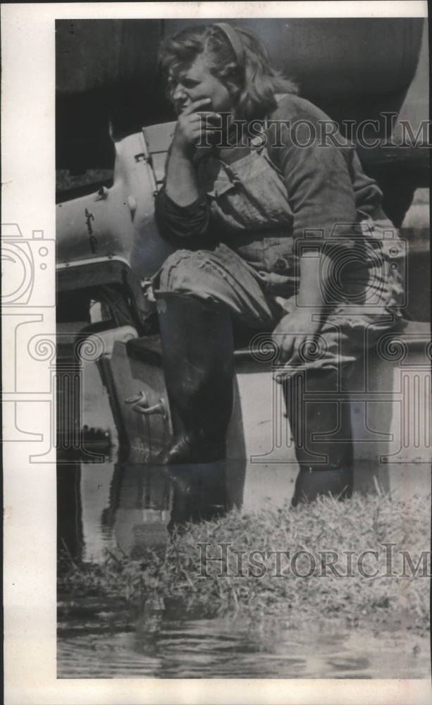 1965 Press Photo Janet Bowman looks at floodwaters, Prairie du Chien, Wisconsin - Historic Images