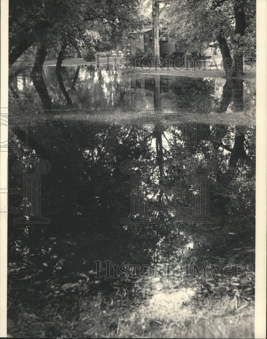 1986 Press Photo The Flooded Milwaukee River edging toward residential homes - Historic Images