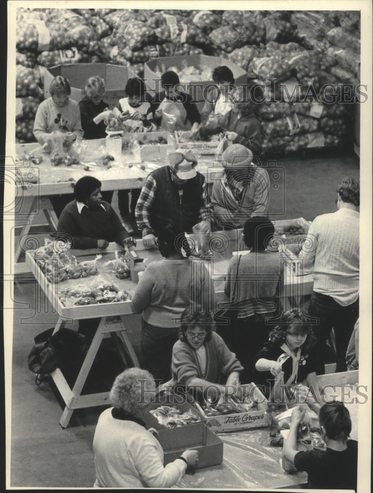 1986 Press Photo Milwaukee Volunteers sort food for distribution, SHARE - Historic Images