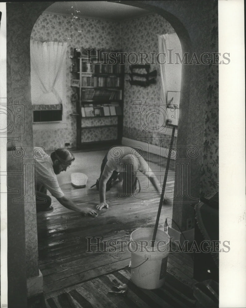 1978 Press Photo Amel and Kermit Oppriech clean up after floods in Gays Mills - Historic Images