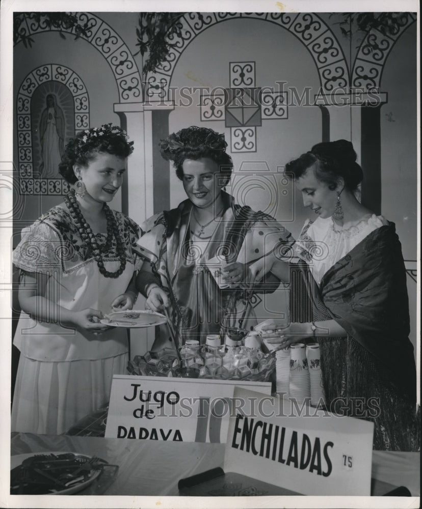 1954 Press Photo Adela Alvarado of Milwaukee and friends prepare Spanish food - Historic Images
