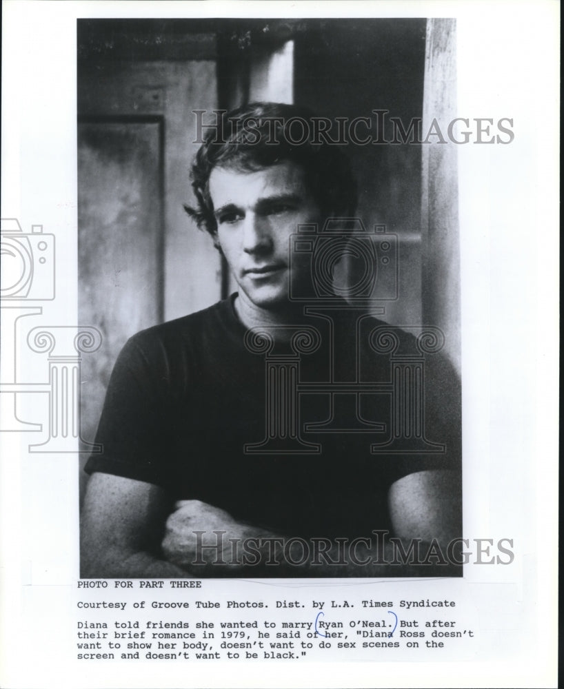 1990 Press Photo Promotional Photograph of Ryan O&#39;Neal Crossing Arms in T Shirt - Historic Images