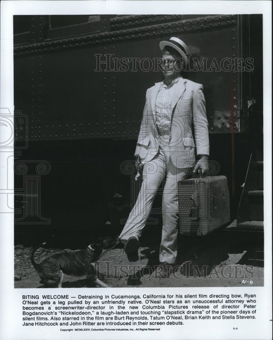1976 Press Photo Dog Pulls Leg of Ryan O'Neal for Columbia Movie Nickelodeon - Historic Images