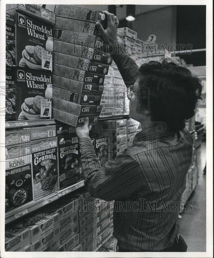 1975 Press Photo Grocery Store Worker stocking Chex Cereal on Super Market Shelf - Historic Images