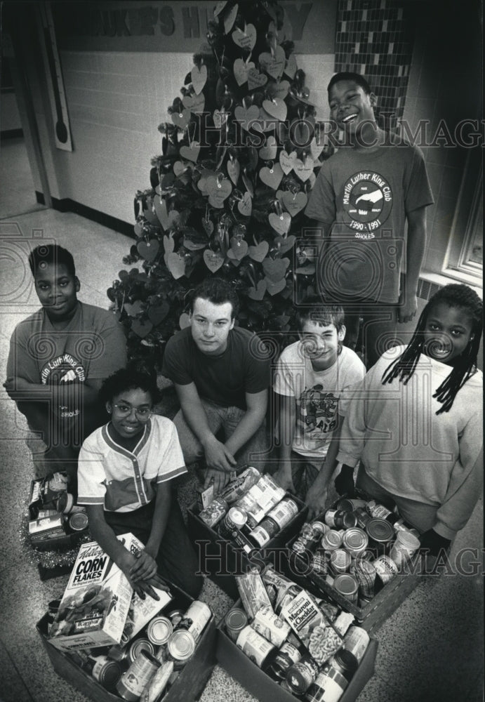 1990 Press Photo Sholes Middle School students with food items for the food bank - Historic Images