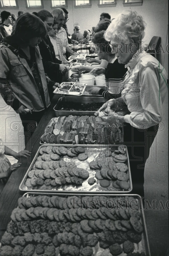 1983 Press Photo Volunteers serve food from a food bank in Milwaukee, Wisconsin - Historic Images