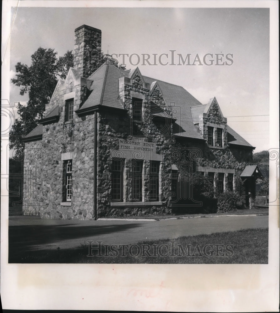 1962 Press Photo Front View of Delafield Wisconsin Stone Fish Hatchery Building - Historic Images