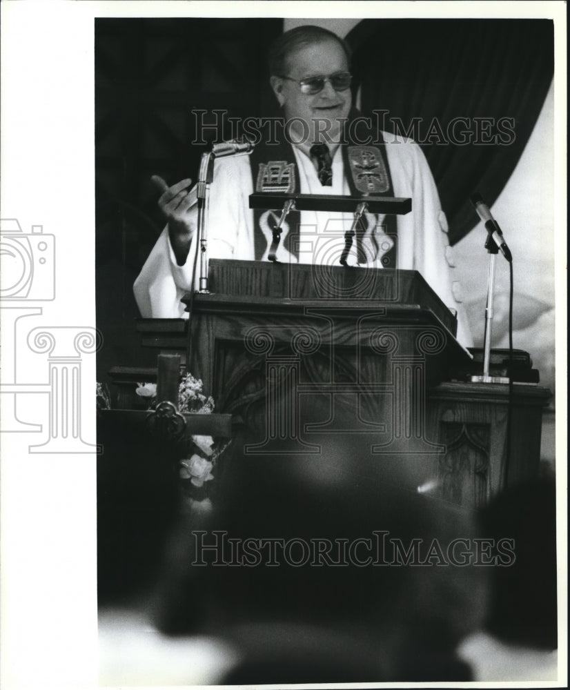 1994 Press Photo Good Shepherd United Methodist Church Reverend Laurence Goebel - Historic Images