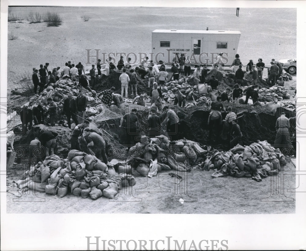 1965 Press Photo Children Volunteers filling Sandbags in La Crosse, Wisconsin - Historic Images