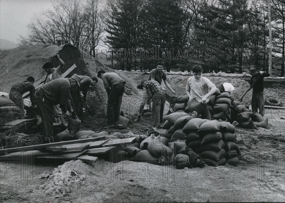 1967 Press Photo City employes, and students filled sandbags, Wisconsin.-Historic Images