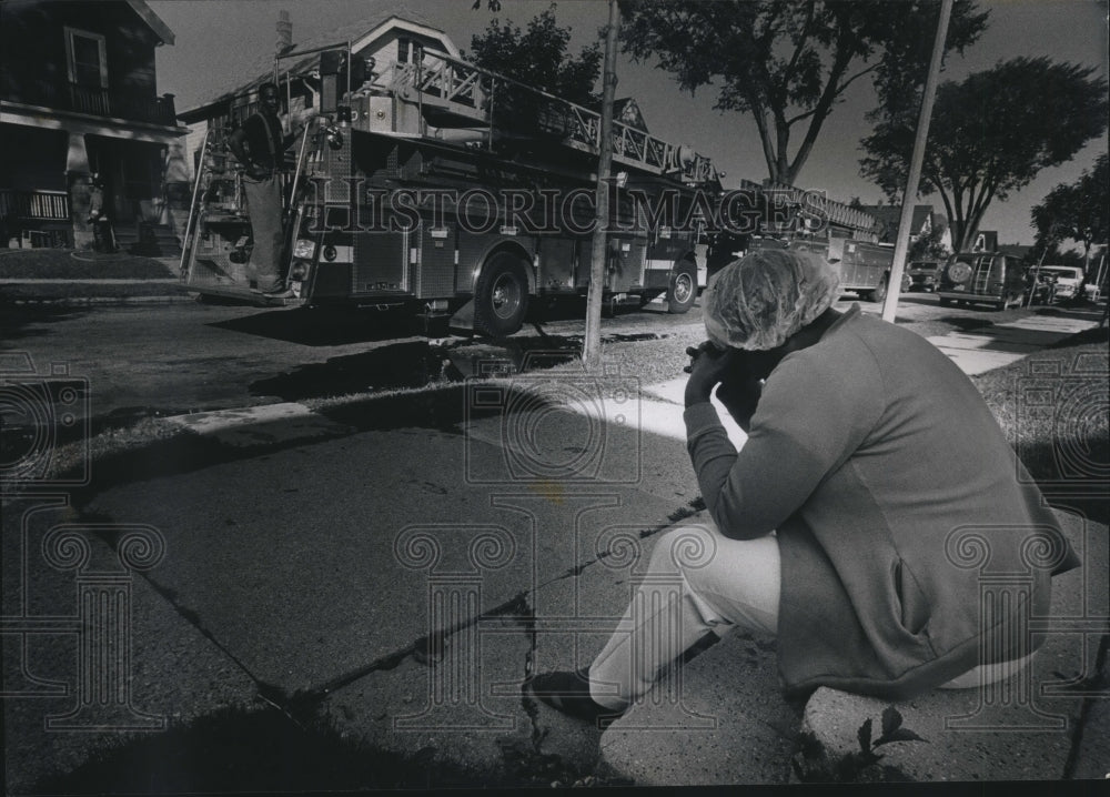 1988 Press Photo Milwaukee Firefighters carry Injured Child out of Duplex - Historic Images