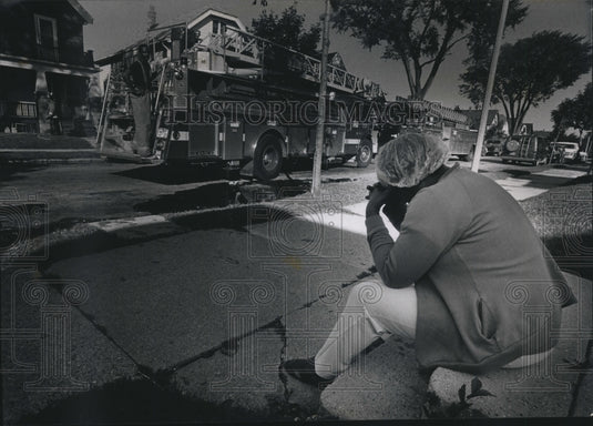 1988 Press Photo Milwaukee Firefighters carry Injured Child out of Duplex - Historic Images