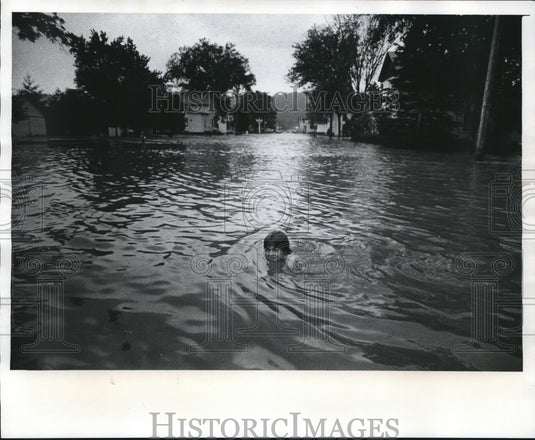 1978 Press Photo Child of Gays Mills swims across flooded Street in Wisconsin - Historic Images