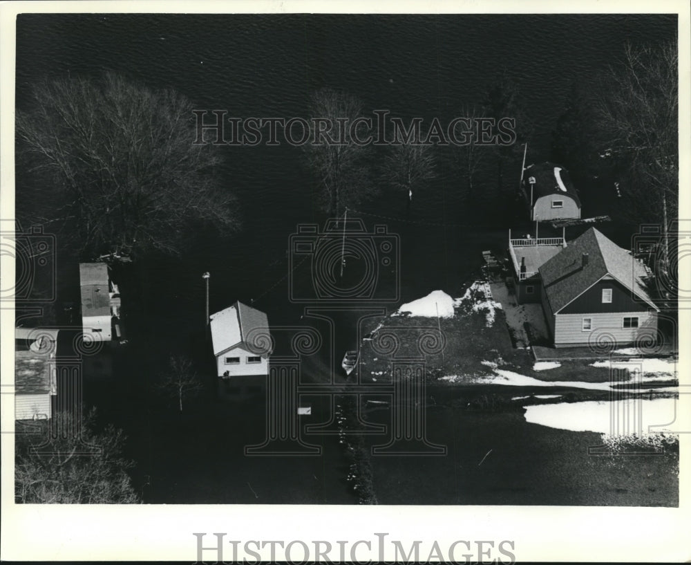 1978 Press Photo Farmland and houses flooded by rising waters, Wisconsin. - Historic Images