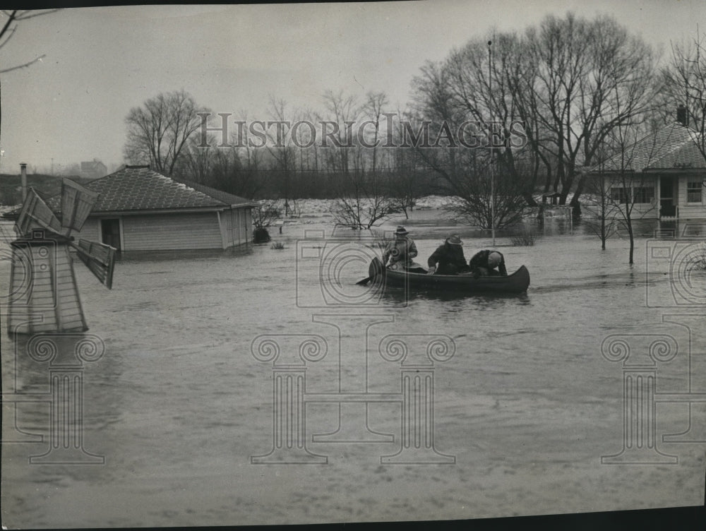 1937 Press Photo C.O. Zimmermann navigates Flooded Road in River Hills - Historic Images