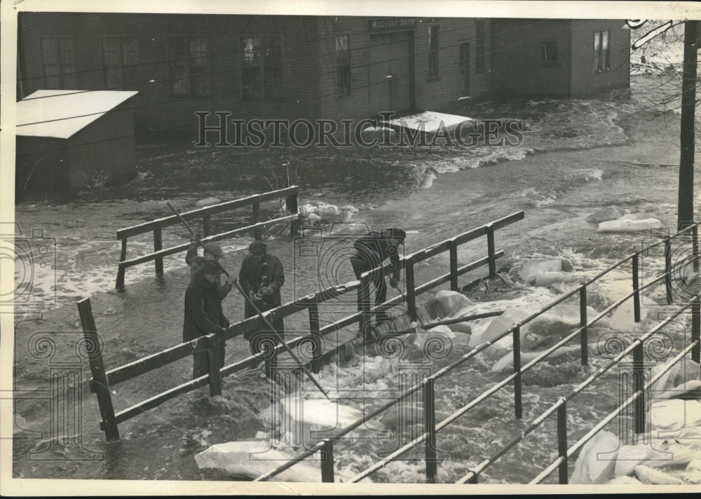 1937 Press Photo Ripon Firemen dislodging Ice at Bridge over Silver Creek - Historic Images