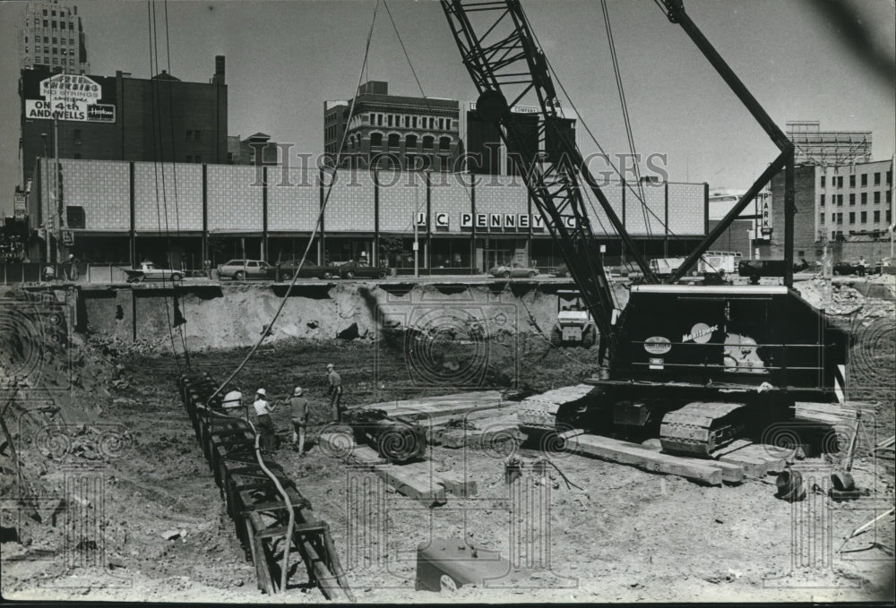 1981 Press Photo Subcontractors of Edward E. Gillen Company assemble Rig - Historic Images