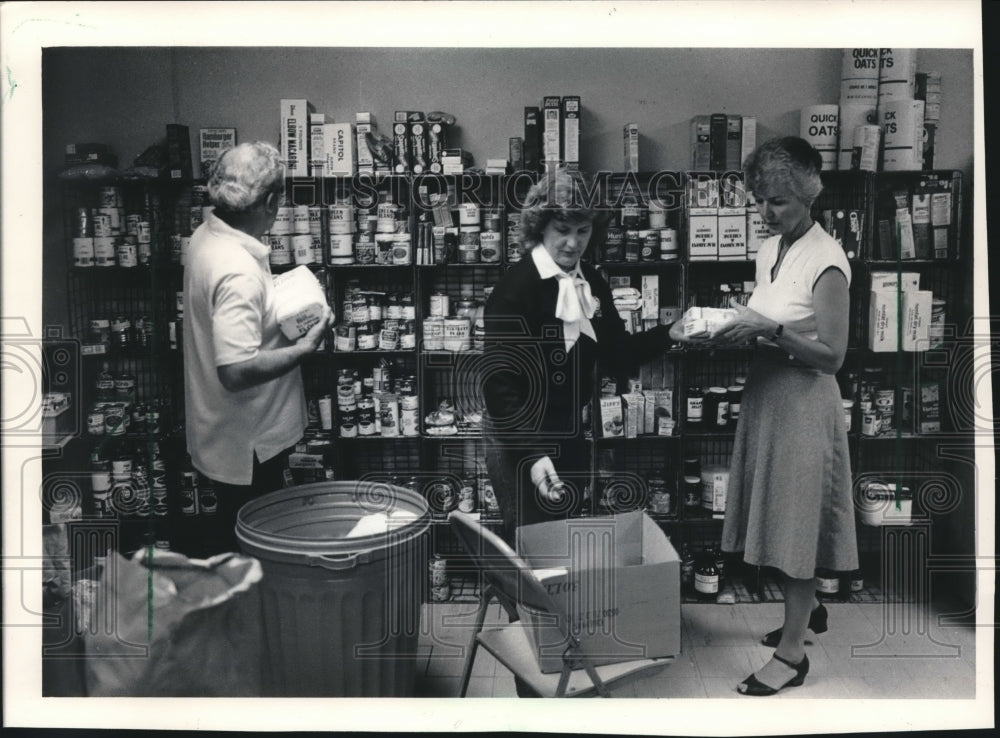 1983 Press Photo St. Bernard&#39;s Church Wauwatosa Community Food Pantry - Historic Images