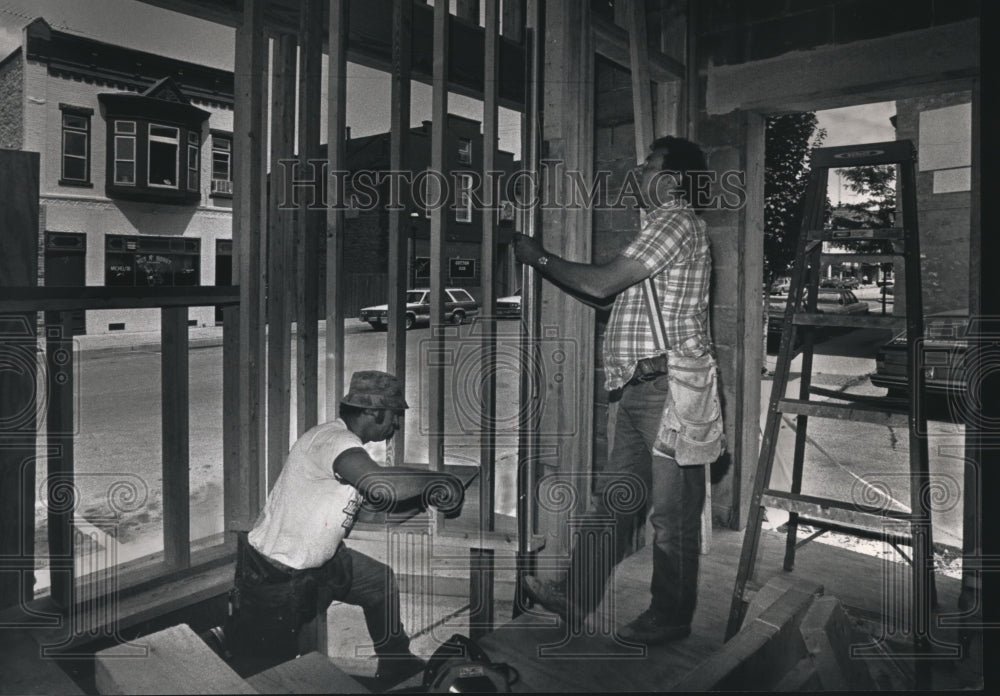 1991 Press Photo Waukesha Food Bank construction Dave Boegel and Dan Hochschild - Historic Images
