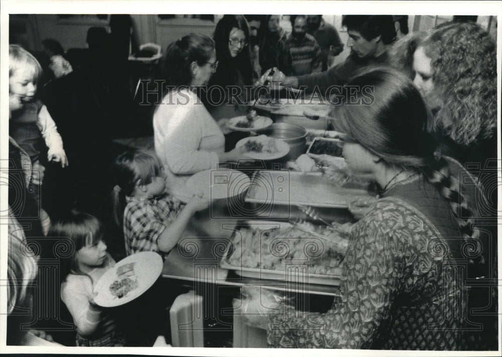 1992 Press Photo Saint Matthias Episcopal Church Free-Meal program - mjb16681 - Historic Images